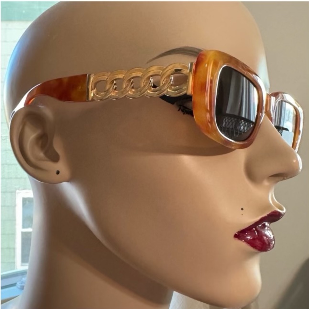 NWT Steve Madden Brown Sunglasses with Gold Chain Details